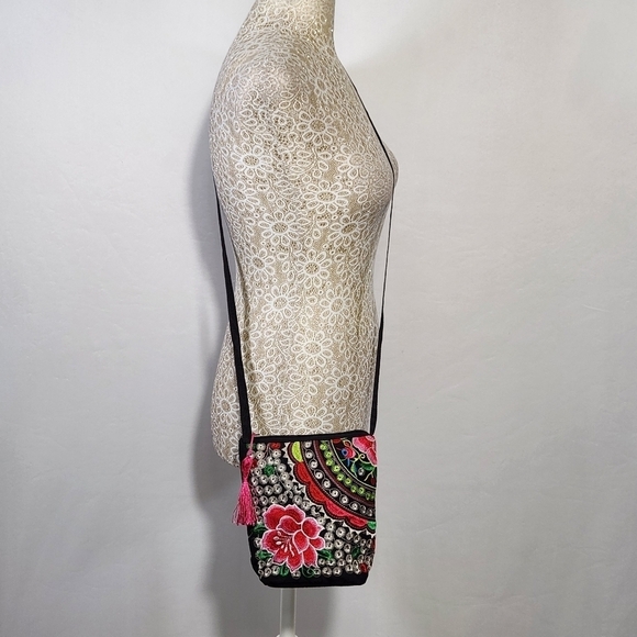 Women's Detail Floral Embroidered Black Small Crossbody Shoulder Bag Lightweight - Picture 2 of 16